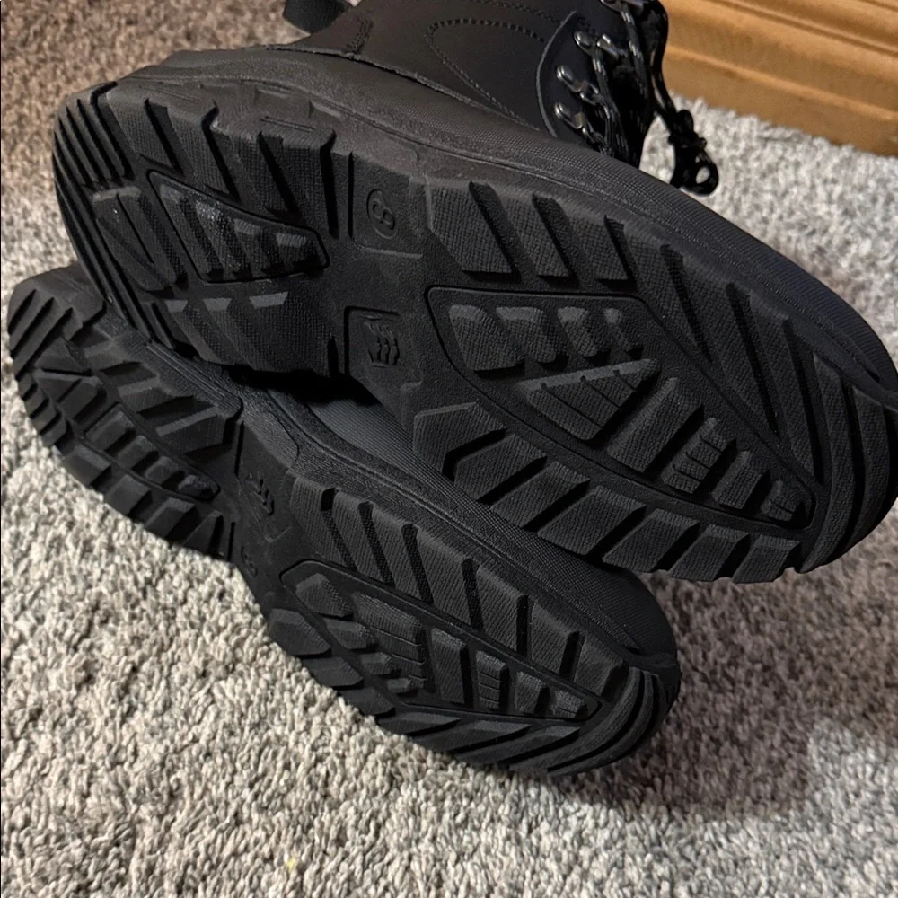 Men’s Black Winter Boots 🥾 size 8